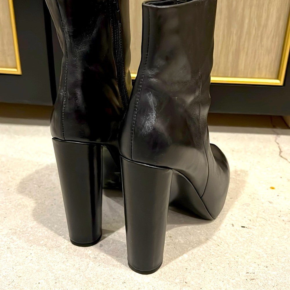 Sz 8 black, Steve Madden, booties, great condition.